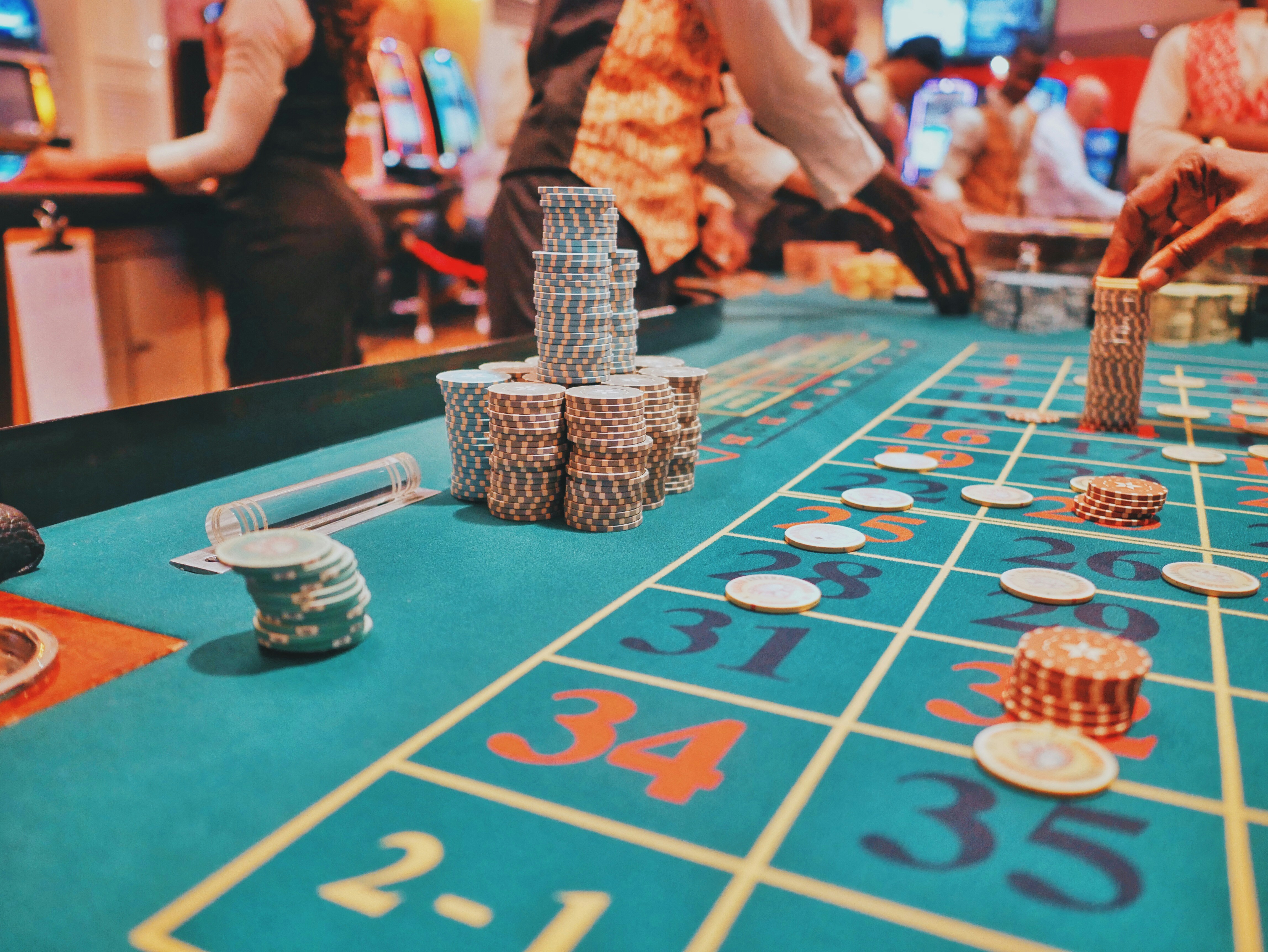 How Do Online Casinos Compare to Singapore’s Traditional Casinos?